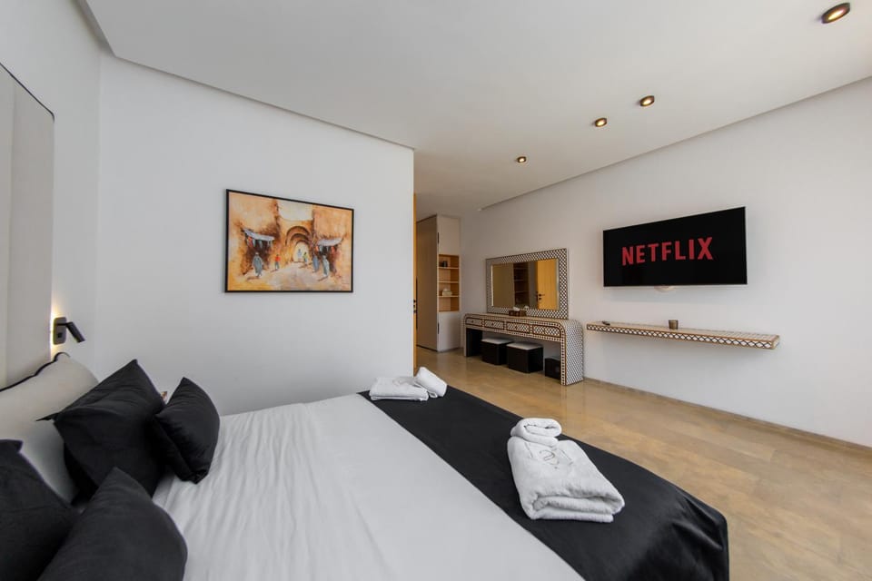 Bed, TV and multimedia, Bedroom