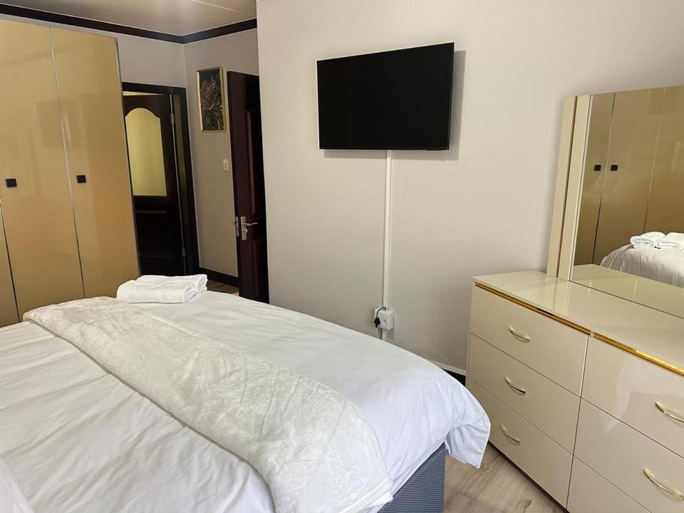 Gem in Fourways , Modern 2-Bed Apartment Apartment in Randburg