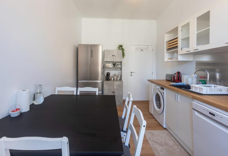 Coffee/tea facilities, Kitchen or kitchenette, Dining area, dishwasher