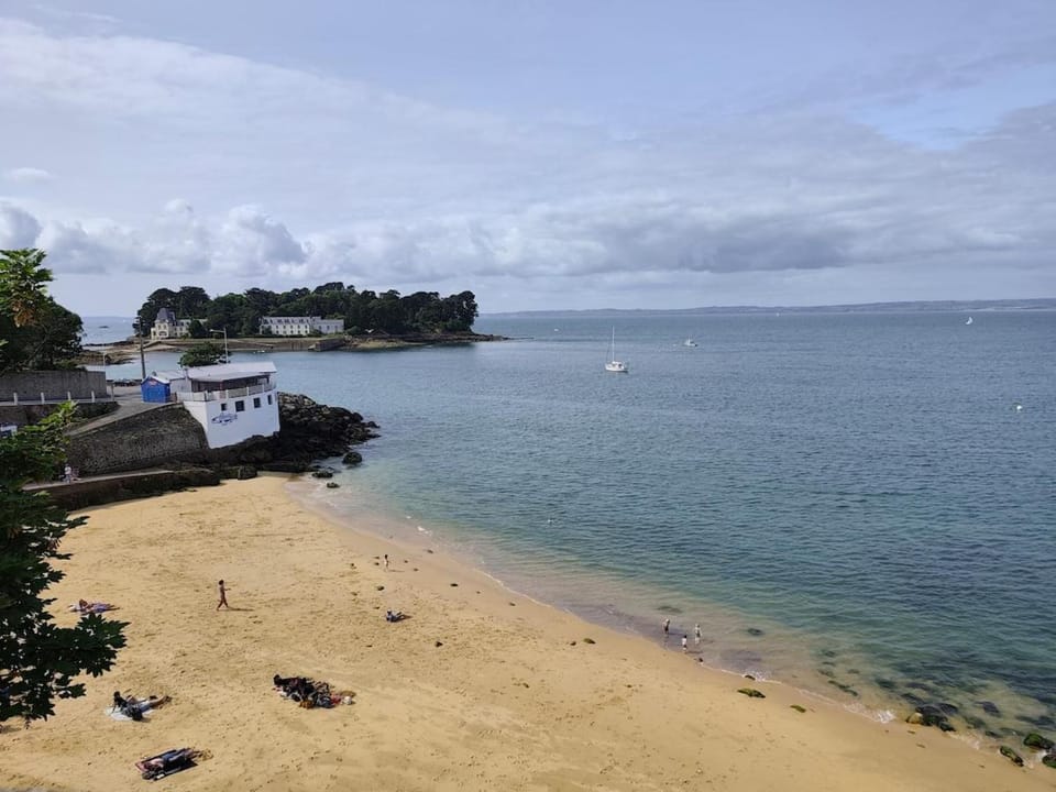 Vue mer et la plage à pied à 1 minute ! Apartment in Douarnenez