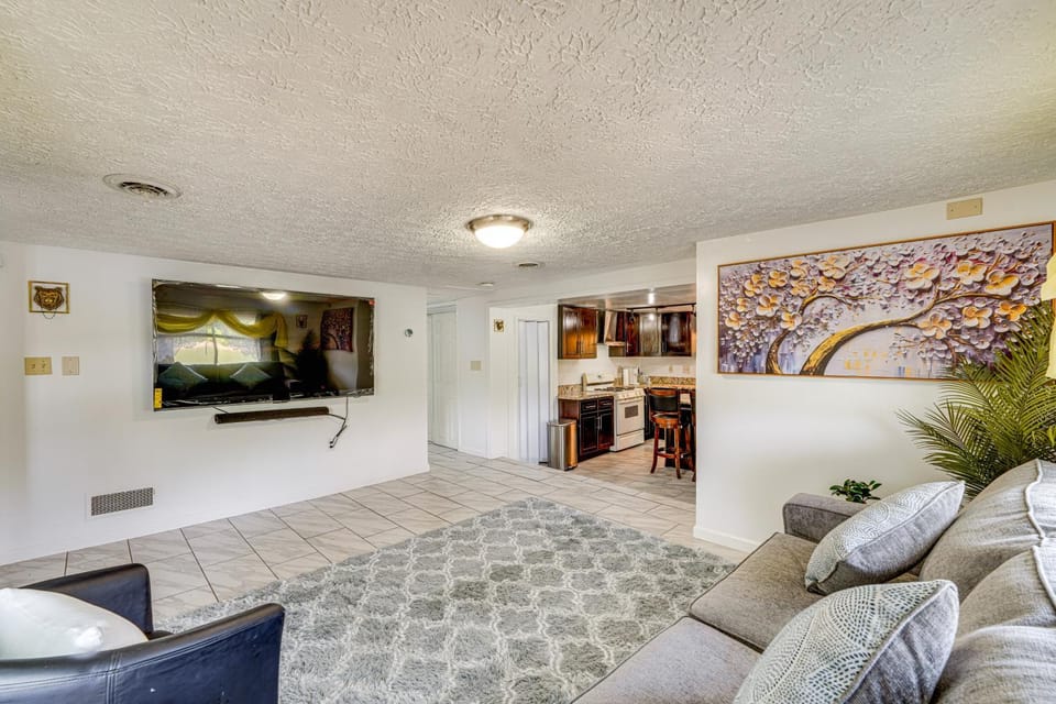 Cozy House on Meadowbrook Lake: Serene, Scenic! House in Cuyahoga Falls