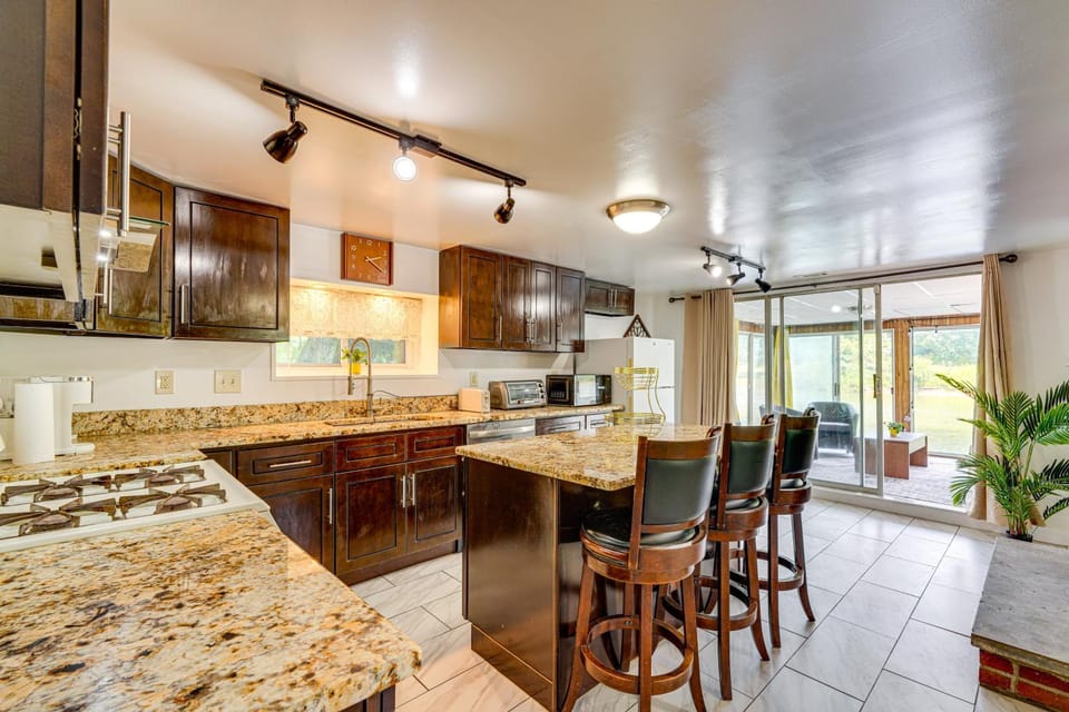 Cozy House on Meadowbrook Lake: Serene, Scenic! House in Cuyahoga Falls