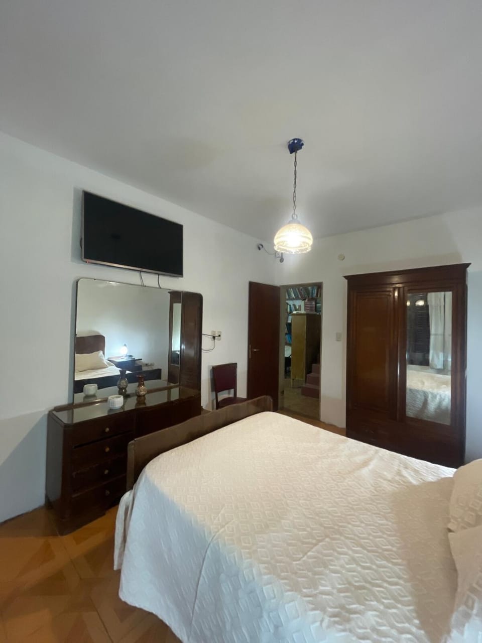 Communal lounge/ TV room, Bed, TV and multimedia, Photo of the whole room, Evening entertainment, Bedroom, hair dresser
