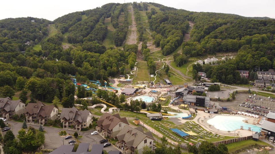 View (from property/room), Landmark view, Pool view, Entertainment