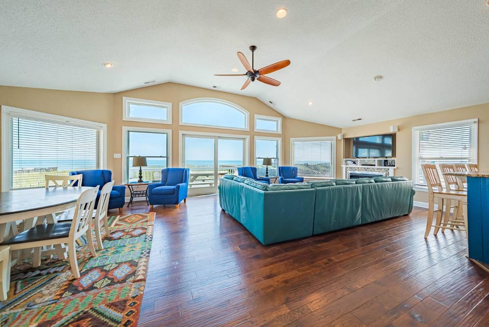 Born To Sun - KDH MP 7.5, Oceanfront, Pool, Hot Tub, Pool Table, Foosball, Pets OK, Flex Stays House in Kill Devil Hills