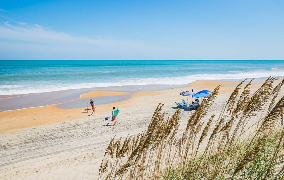 Born To Sun - KDH MP 7.5, Oceanfront, Pool, Hot Tub, Pool Table, Foosball, Pets OK, Flex Stays House in Kill Devil Hills