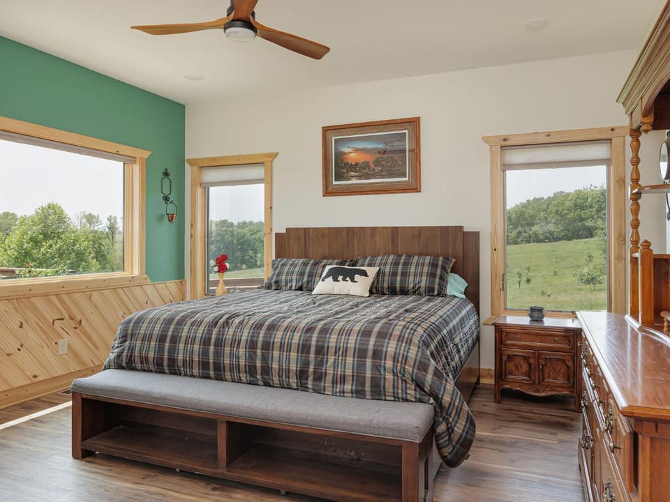 Bed, Photo of the whole room, Seating area, Bedroom