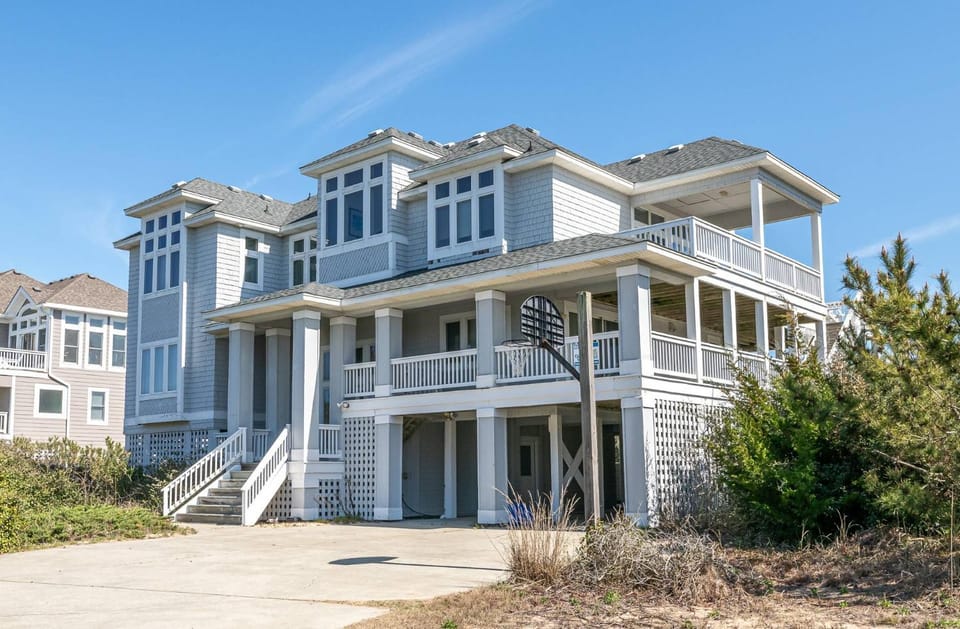 Bye D Sea - Pine Island, Oceanfront, Pool, Beach Access, Elevator, Linens House in Corolla