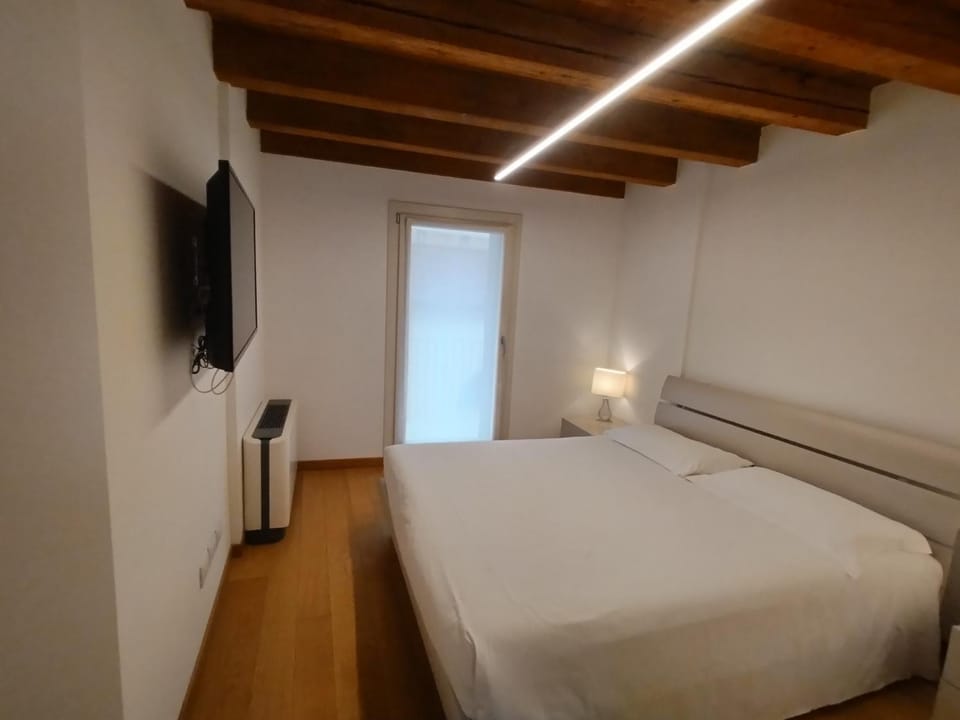 Bed, TV and multimedia, Bedroom