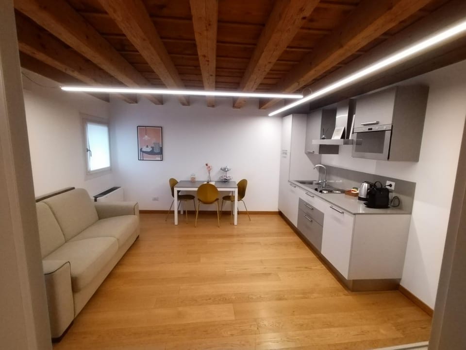 Kitchen or kitchenette, Living room, Seating area, Dining area, pet friendly, stove