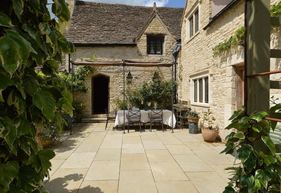 Chandlers, fabulous great hall in the heart of Castle combe House in Castle Combe