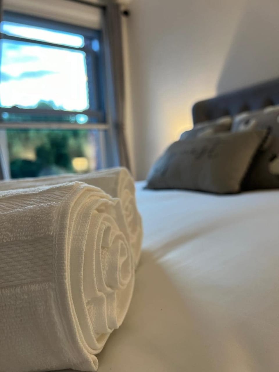 Bed, Bedroom, towels
