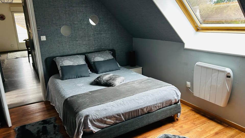 Photo of the whole room, Bedroom