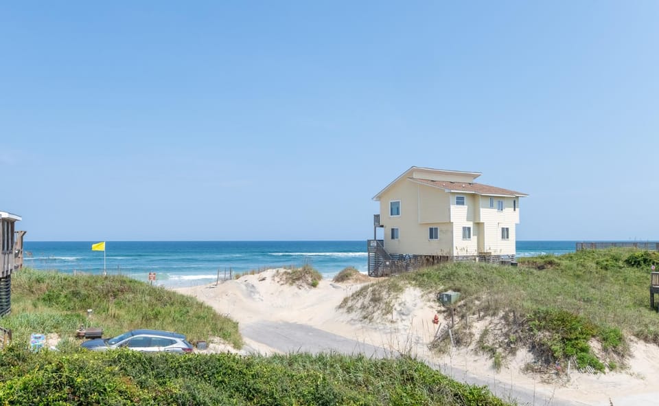 Desi's Delight - S Nags Head MP 20.5, Ocean View, 30 Yards to Beach, Cargo Lift, YR Flex Stays House in Nags Head
