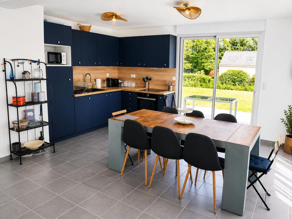 Coffee/tea facilities, Kitchen or kitchenette, Dining area, oven, stove, toaster