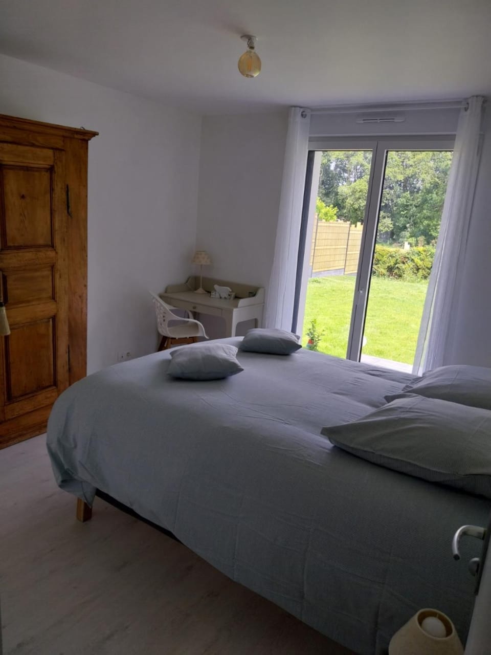 Photo of the whole room, Bedroom