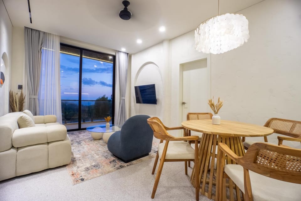 Communal lounge/ TV room, TV and multimedia, Living room, Seating area, Dining area