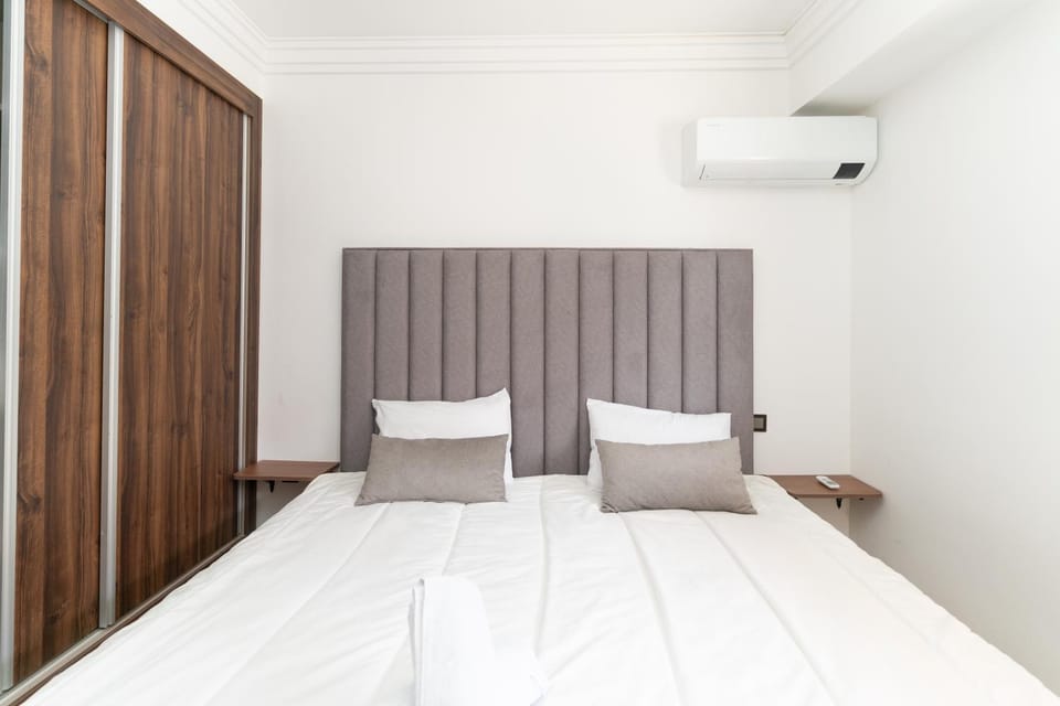 Bed, Photo of the whole room, Bedroom, wardrobe, air conditioner