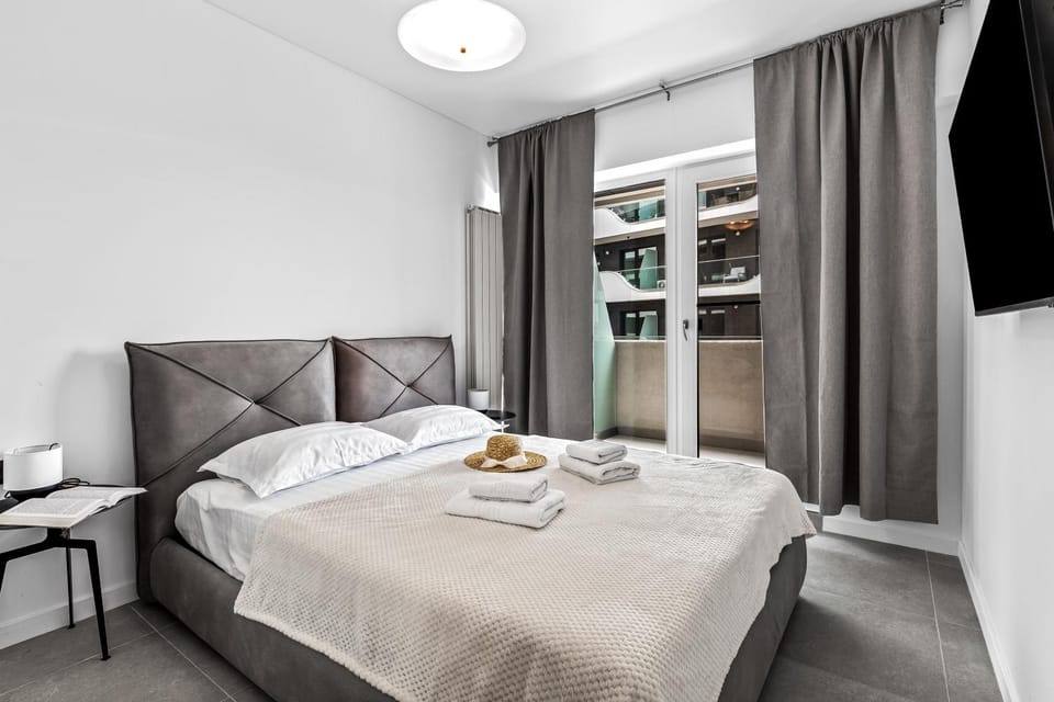 Bed, TV and multimedia, Photo of the whole room, Bedroom, towels