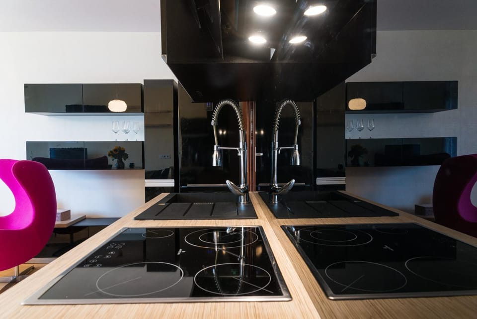 TV and multimedia, Kitchen or kitchenette, Living room, Seating area, Garden view, Mountain view