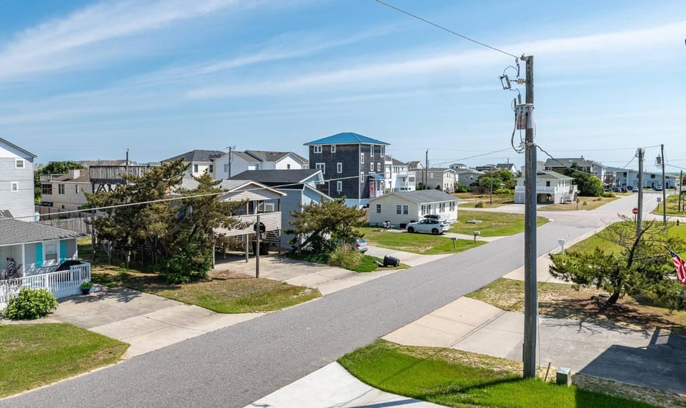 Wright on Paradise - KDH MP 7.5, Beach 260 Yds, Foosball, Pets OK, Rooftop Deck, YR Flex Stays House in Kill Devil Hills