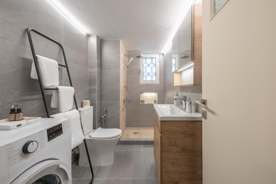 Shower, Toilet, Bathroom, towels, washing machine