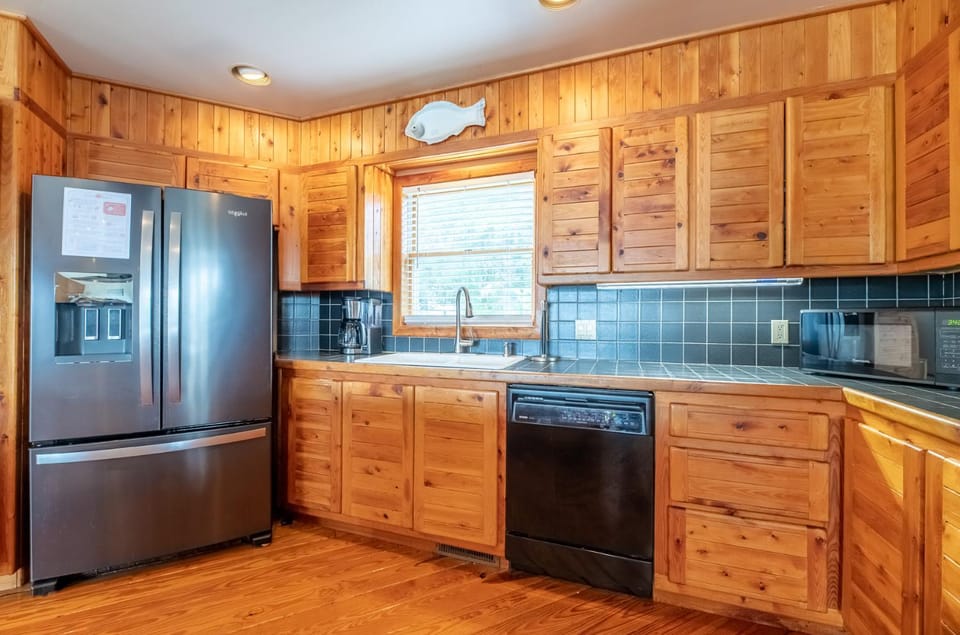 Tide Me Over - Colington Harbor, Canalfront, 1 Level w/Ramp, Community Park, Beach, YR Flex Stays House in North Carolina