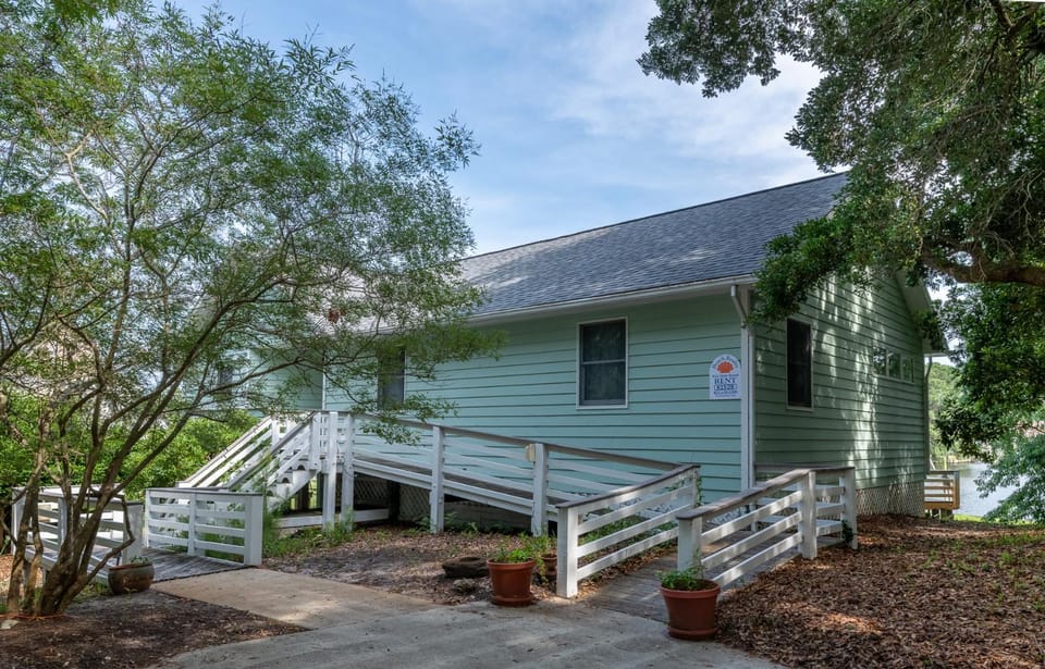 Tide Me Over - Colington Harbor, Canalfront, 1 Level w/Ramp, Community Park, Beach, YR Flex Stays House in North Carolina