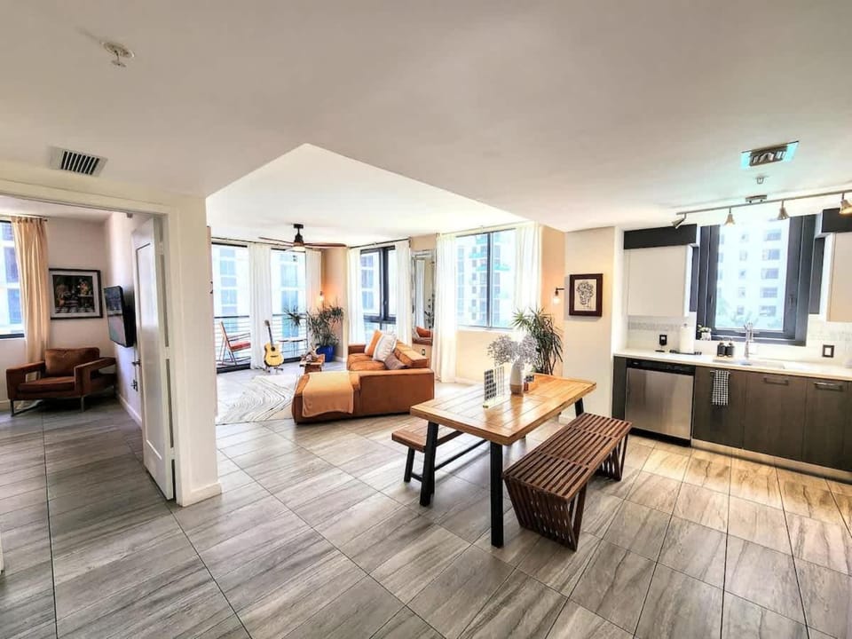 TV and multimedia, Kitchen or kitchenette, Living room, Seating area, Dining area