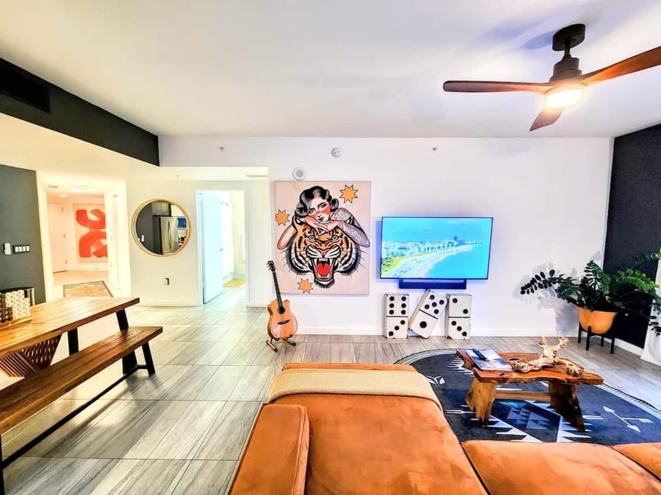 TV and multimedia, Living room, Decorative detail, Seating area, Dining area, Evening entertainment