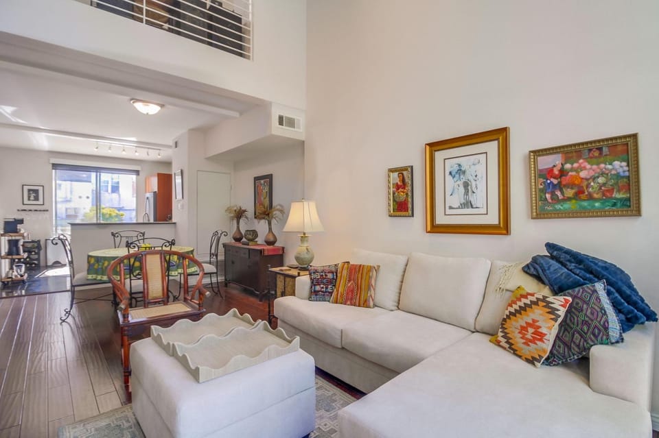 Living room, Seating area, Dining area, air conditioner