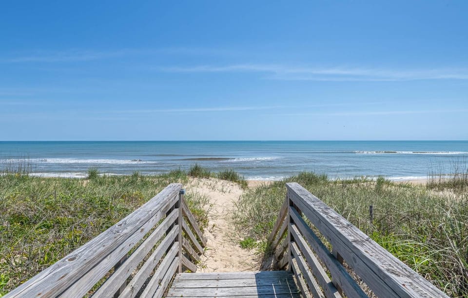 The Minor Manor - NH MP 11.5, Historic Oceanfront, Dunetop Deck, YR Flex Stays House in Nags Head