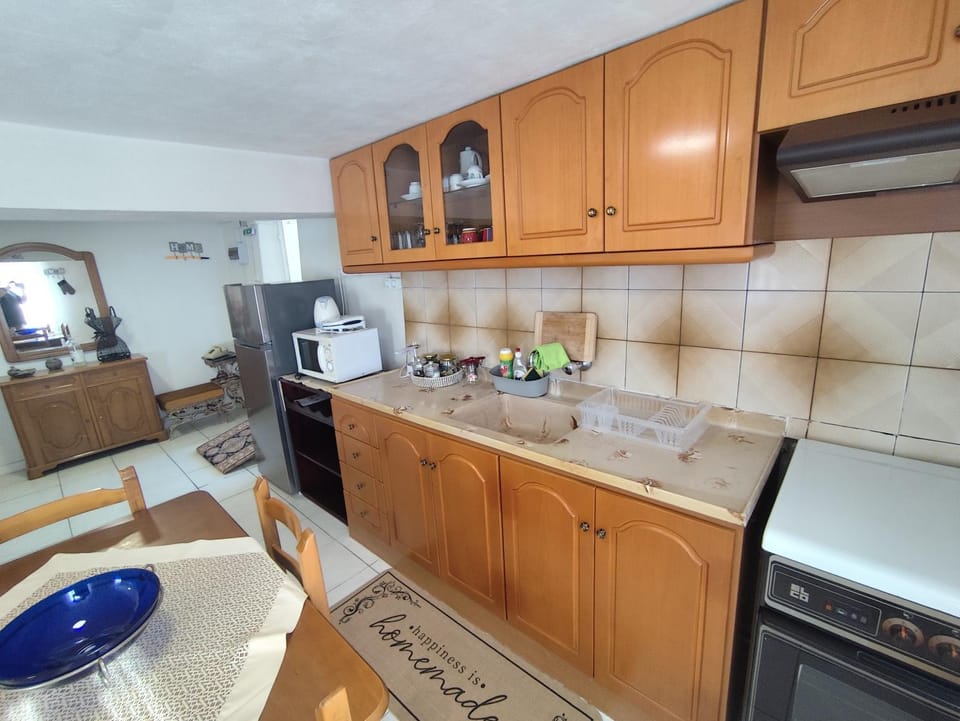 Coffee/tea facilities, Kitchen or kitchenette, oven, kitchen