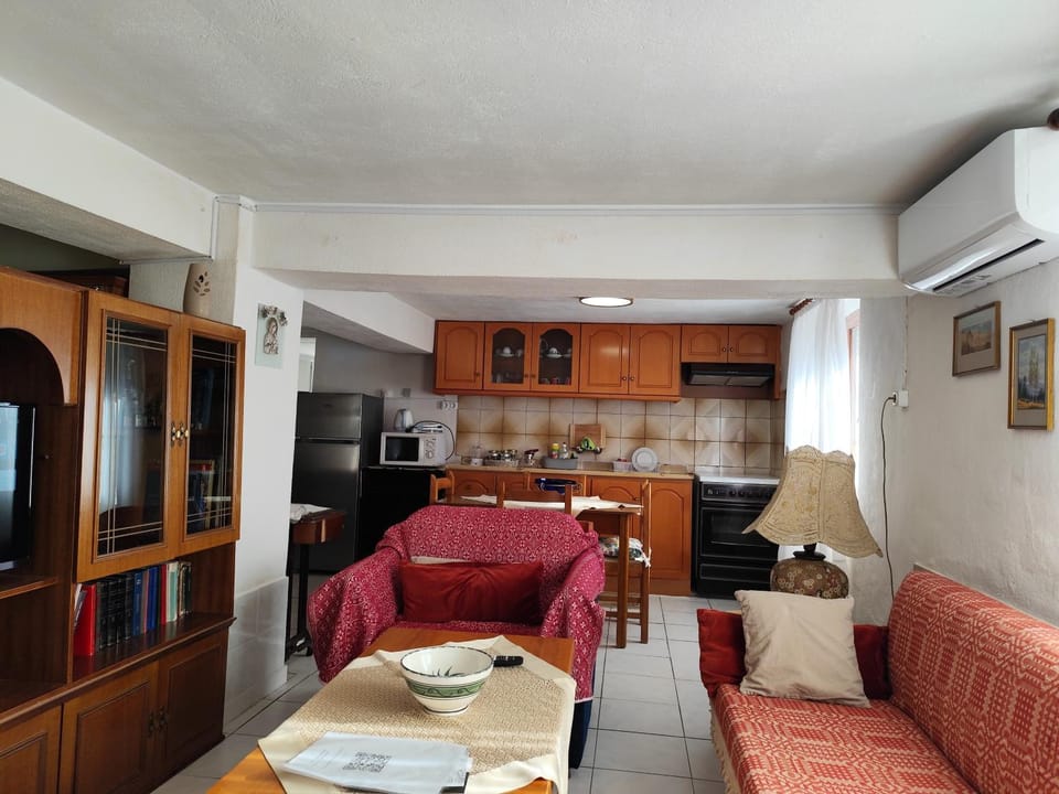 Seating area, kitchen, air conditioner