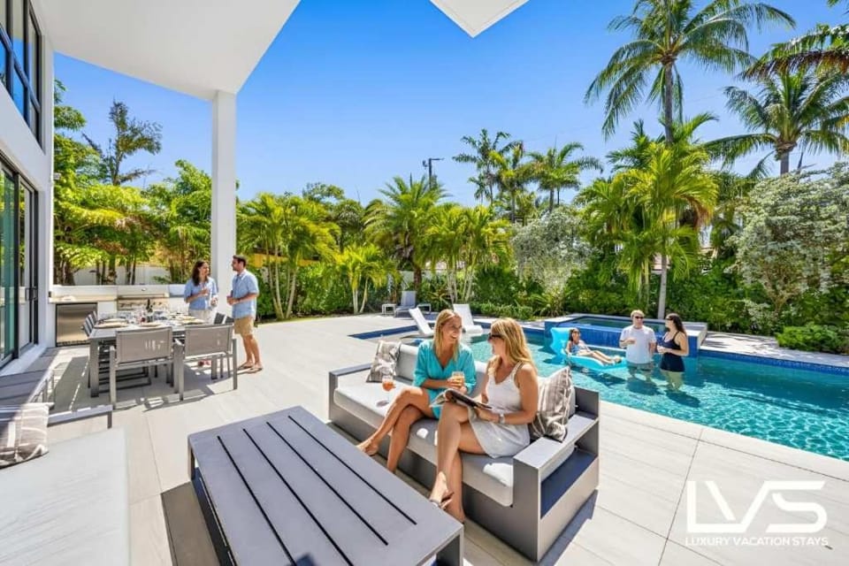 LVS Villa Blanco 5BR Coastal Oasis with Rooftop Sunset Deck Heated Pool Spa & Walk-to-Beach Access House in Fort Lauderdale