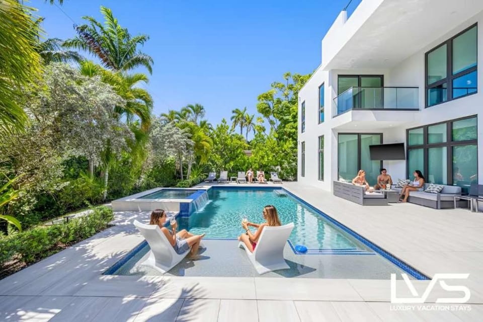 LVS Villa Blanco 5BR Coastal Oasis with Rooftop Sunset Deck Heated Pool Spa & Walk-to-Beach Access House in Fort Lauderdale
