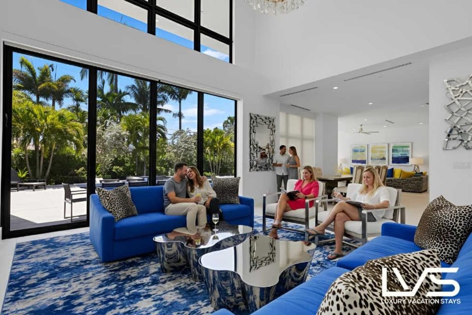LVS Villa Blanco 5BR Coastal Oasis with Rooftop Sunset Deck Heated Pool Spa & Walk-to-Beach Access House in Fort Lauderdale