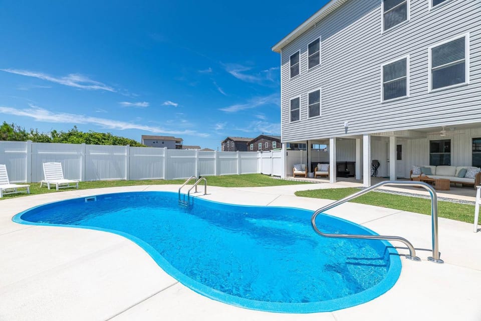 The Sandbar - Kitty Hawk MP 2.5, Semi Oceanfront, Ocean View, Elevator, Pool, Hot Tub House in Kitty Hawk