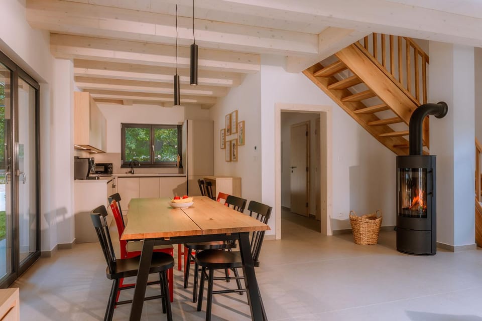 Kitchen or kitchenette, Dining area
