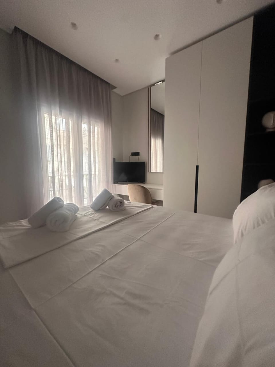Bed, Bedroom, towels