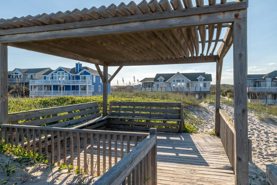 Sun King II - 4x4 Carova Beach, Oceanfront, Ocean View, Elevator, Pool, Hot Tub, Pets Ok House in Carova Beach