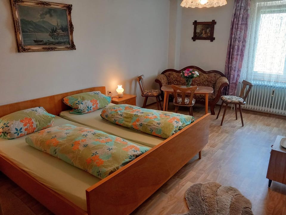 Bed, Seating area, Bedroom, internet