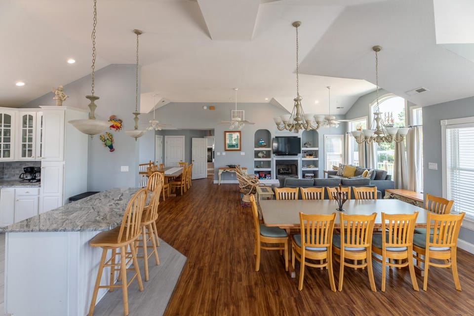 Sun King - Duck, Four Seasons, Oceanside, Pool, Hot Tub, Community Pool, Rec Room, Pets OK, House in Duck