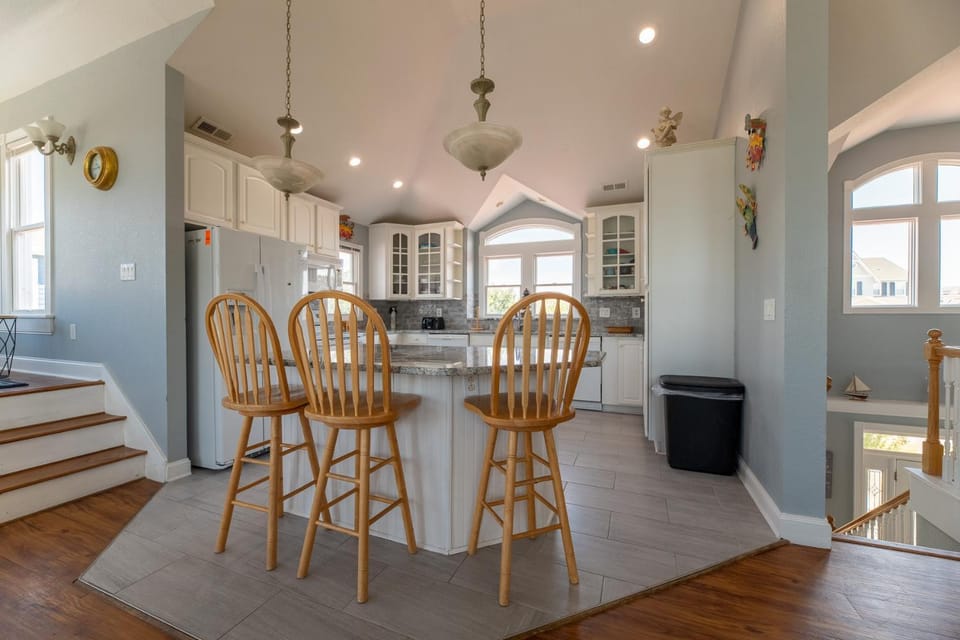 Sun King - Duck, Four Seasons, Oceanside, Pool, Hot Tub, Community Pool, Rec Room, Pets OK, House in Duck