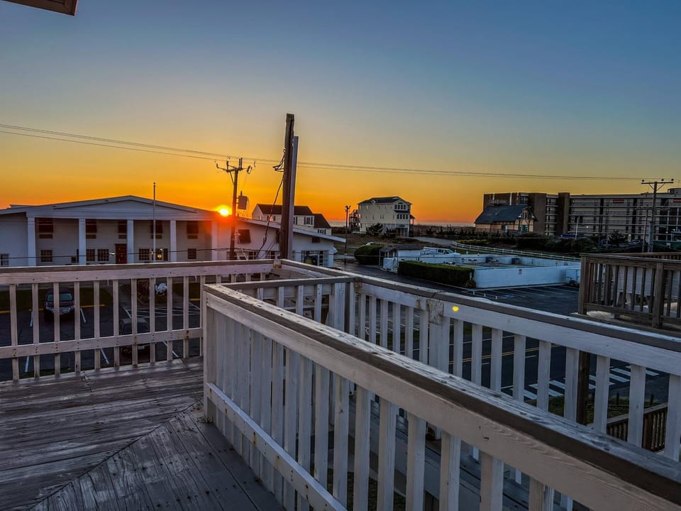 Southern Comfort - KDH MP 7.5, Semi-Oceanfront, 140 Yds to Beach, Hot Tub, Pets OK, Flex Stays House in Kill Devil Hills