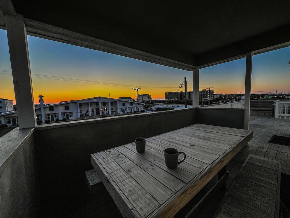 Southern Comfort - KDH MP 7.5, Semi-Oceanfront, 140 Yds to Beach, Hot Tub, Pets OK, Flex Stays House in Kill Devil Hills