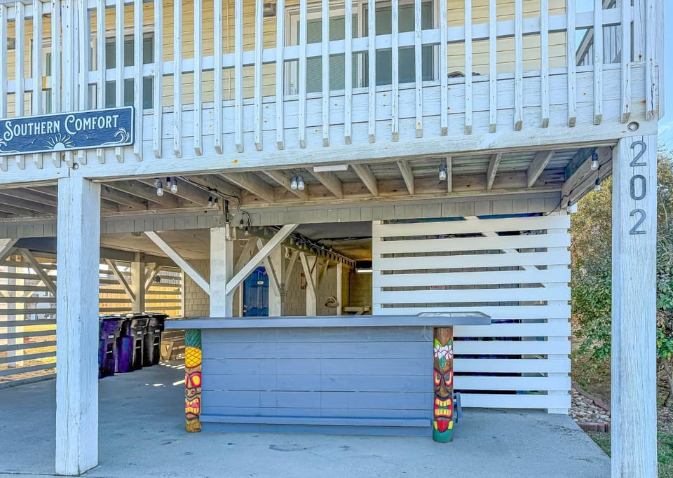 Southern Comfort - KDH MP 7.5, Semi-Oceanfront, 140 Yds to Beach, Hot Tub, Pets OK, Flex Stays House in Kill Devil Hills