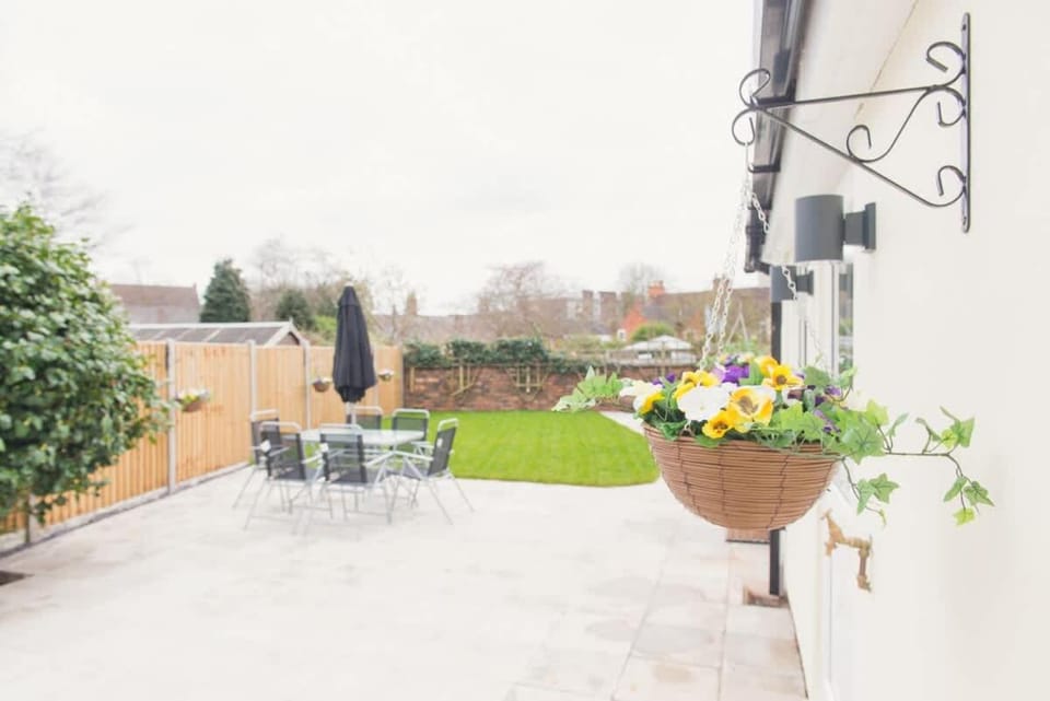 LYNNTON HOUSE Stunning 6 bed Town Centre House ALL with En-Suites Prime Location Tamworth House in Tamworth