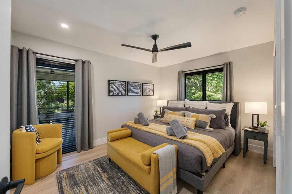Bed, Photo of the whole room, Seating area, Bedroom