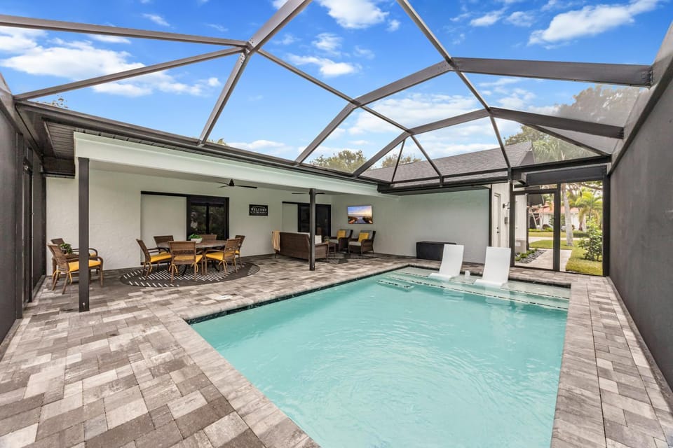 TV and multimedia, Seating area, Swimming pool, sunbed